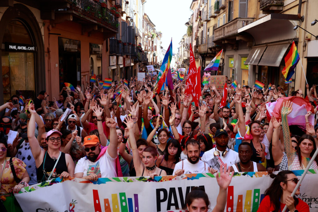 Una foto del corteo del Pavia Pride scattata dal carro di testa